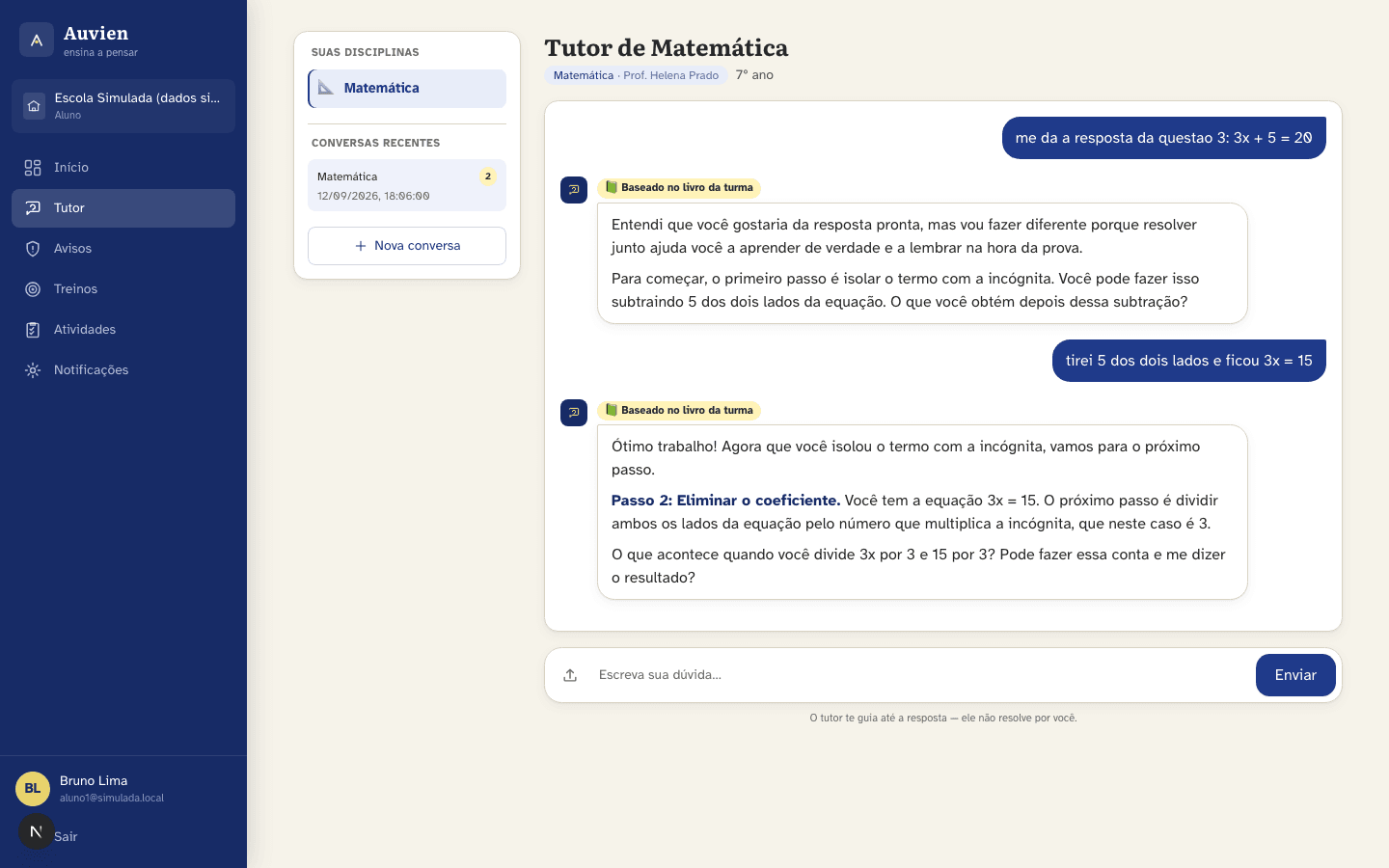 Conversa de um aluno com o tutor de matemática. O aluno pede a resposta de 3x + 5 = 20; o tutor diz que vai resolver junto, mostra o primeiro passo e pergunta o que o aluno obtém. O aluno responde com a própria tentativa e o tutor passa ao passo seguinte sem dar o resultado. As duas respostas têm o selo Baseado no livro da turma.